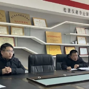 市工業(yè)和信息化局調(diào)研組一行蒞臨科電儀器考察指導(dǎo)