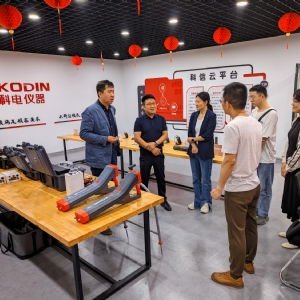 成都達(dá)晟科技有限公司鄒總一行來(lái)科電儀器參觀交流