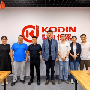 成都達(dá)晟科技有限公司鄒總一行來(lái)科電儀器參觀交流